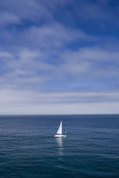 Самотня човен — стокове фото