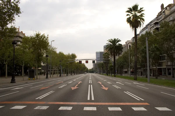 Jalan kosong di kota yang penuh sesak — Stok Foto