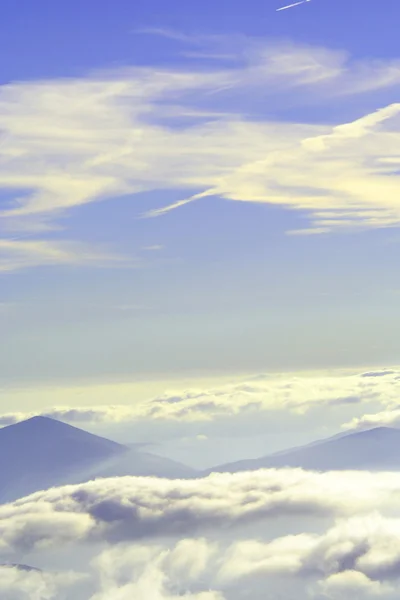 Pilvien yli. — kuvapankkivalokuva