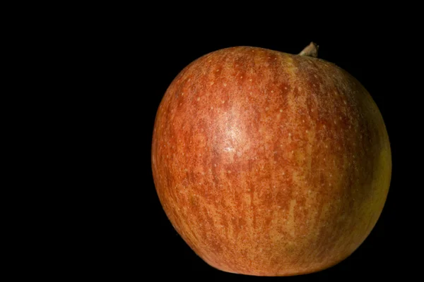 Apfel auf Schwarz — Stockfoto