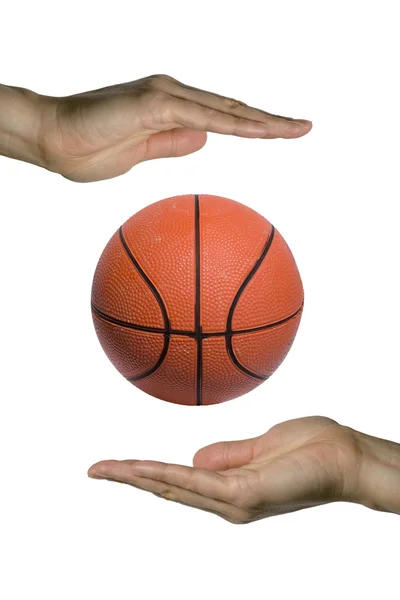 Den Basketball halten — Stockfoto