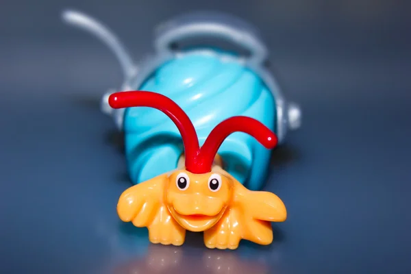 玩具蟹蓝色背景 — 图库照片
