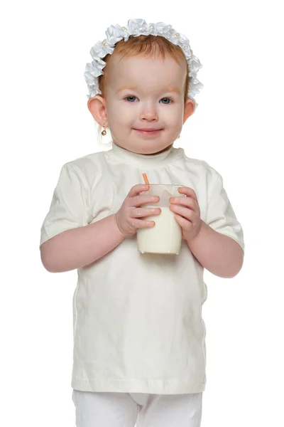 赤毛のミルクのガラスを持つ少女 — ストック写真