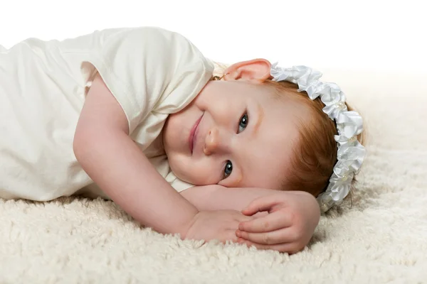 Zrzka holčička na koberec — Stock fotografie