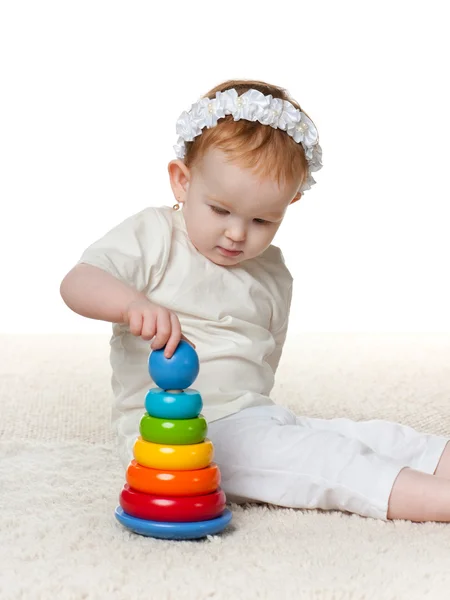 Redhead little girl is playing on the carpet — Stock Photo, Image