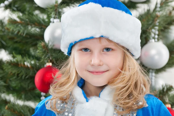 Veselá holčička na vánoční stromeček — Stock fotografie