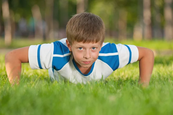 Спортивный мальчик — стоковое фото