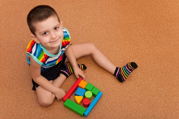 Alegre niño construyendo un garaje bloque —  Fotos de Stock