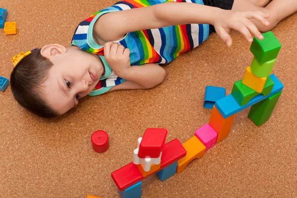 Мальчик играет в игрушечные блоки — стоковое фото