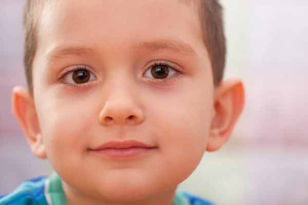 Yakışıklı küçük çocuğun yüzünü — Stok fotoğraf