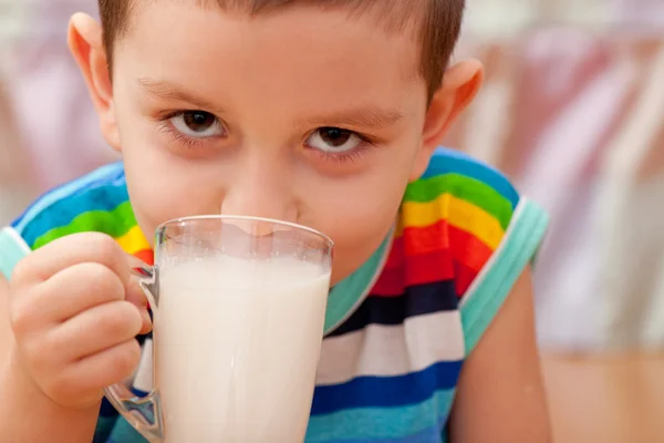 Detailní portrét malého chlapce konzumní mléko — Stock fotografie