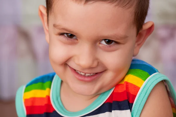Gülümseyen yakışıklı küçük çocuk — Stok fotoğraf