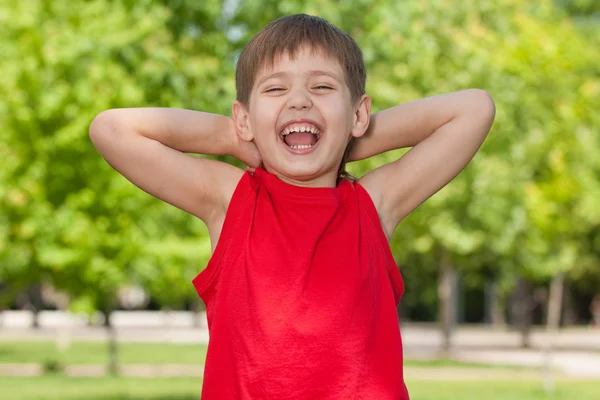 Счастливый ребенок в парке — стоковое фото