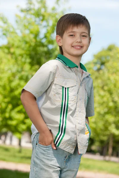 Mode jongen in het park — Stockfoto