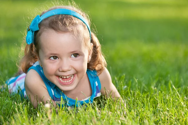 Šťastná dívka v parku — Stock fotografie
