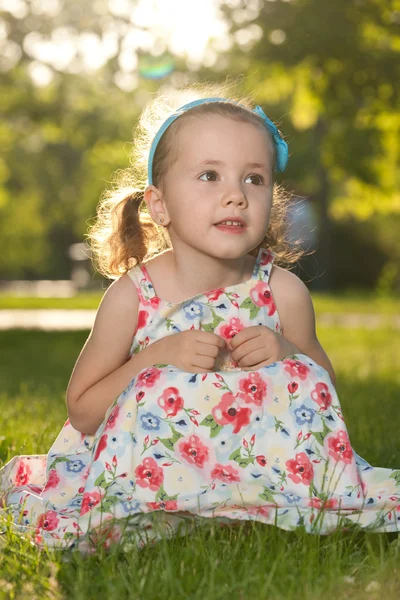Dreamming girl in the park — Stock Photo, Image