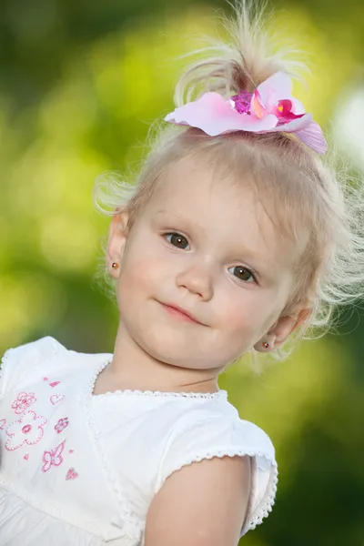 Retrato de una niña sonriente al aire libre —  Fotos de Stock