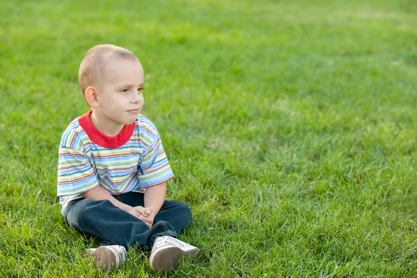 Nadenkende jongen — Stockfoto