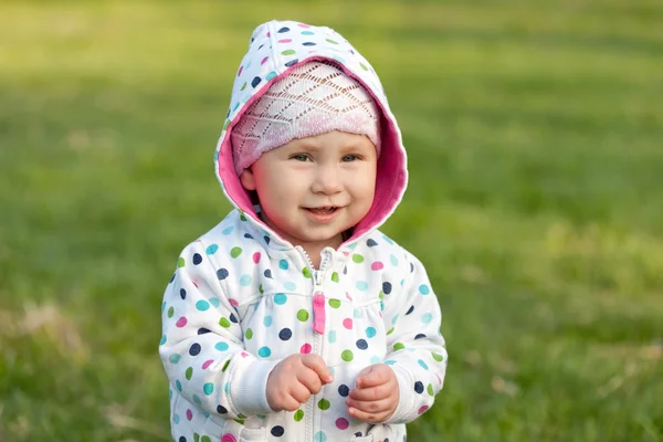 Küçük kız açık havada gülümseyen — Stok fotoğraf