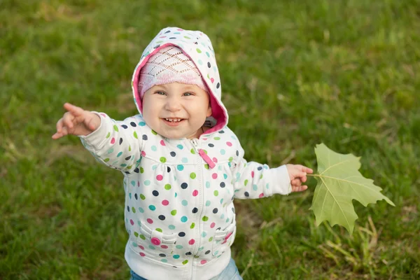 Маленькая девочка с листом — стоковое фото