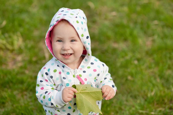 Κοριτσάκι με ένα φθινοπωρινό φύλλο — Φωτογραφία Αρχείου