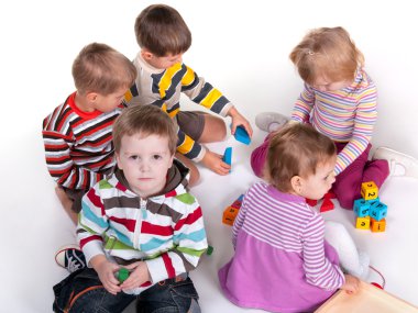 beş çocuk renkli oyuncaklar oynamak