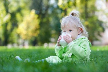 küçük kız süt içiyor