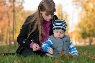 Anne oğlunu sonbahar Park öğretir