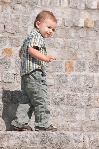 Portret van een stiekeme jongen — Stockfoto