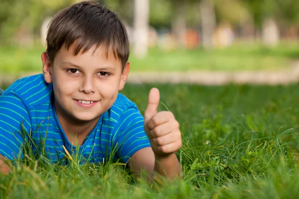 Мальчик на летней траве — стоковое фото