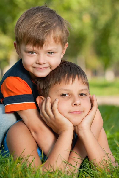 草の上の 2 つの幸せな兄弟 — ストック写真