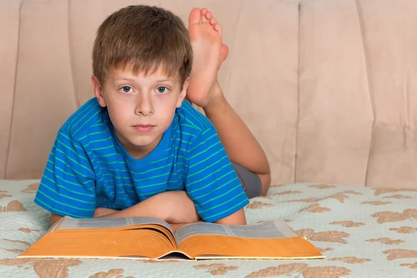 Thoughtful little reader — Stock Photo, Image