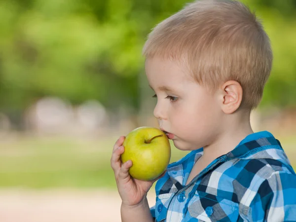 Garçon réfléchi avec une pomme — Photo