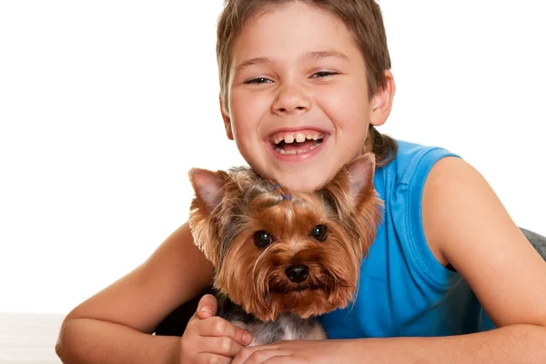 Hahdsome boy mit yorkshire terrier — Stockfoto
