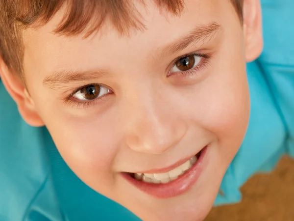 Extreme Nahaufnahme Porträt eines lächelnden Jungen — Stockfoto