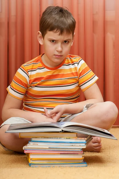 Серйозний хлопчик з книжками — стокове фото