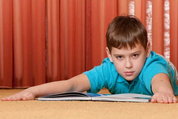 Ernstige jongen met een boek — Stockfoto