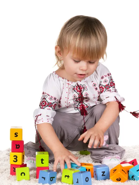 Menina brincalhão em blusa bordada — Fotografia de Stock