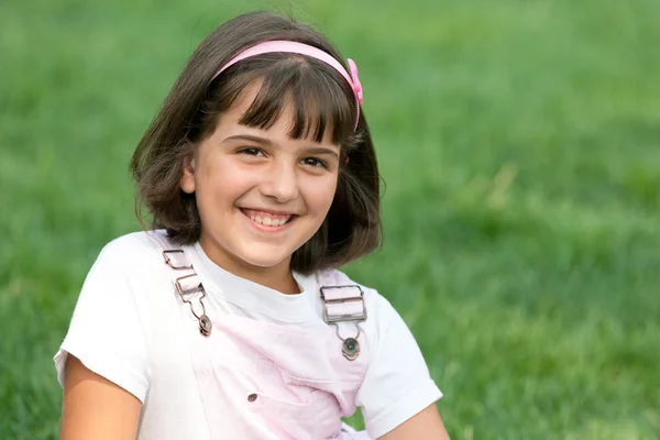 Usmívající se dívka na trávě — Stock fotografie