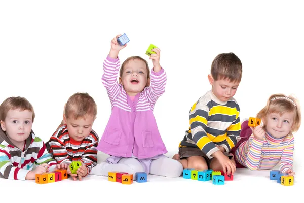 Blokken spelen in de kleuterschool — Stockfoto