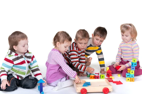 Vijf kinderen spelen speelgoed — Stockfoto
