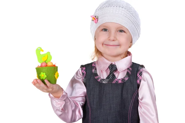 Petite fille montrant un jouet de Pâques poule — Photo
