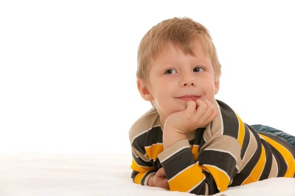 Uśmiechnięty chłopiec na podłodze — Zdjęcie stockowe