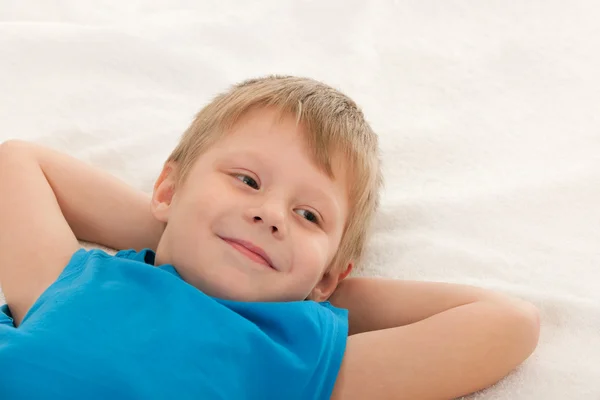 Portret van een doordachte lachende jongen — Stockfoto