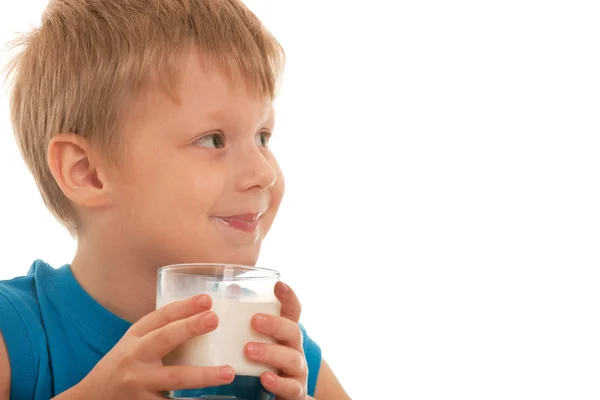 Niño feliz bebiendo leche —  Fotos de Stock