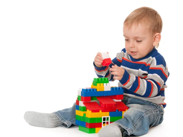 Criança construindo uma casa de brinquedo — Fotografia de Stock
