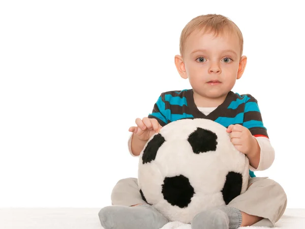 Küçük çocuk bir büyük oyuncak top — Stok fotoğraf