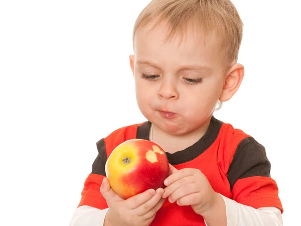 Petit garçon avec une grosse pomme rouge — Photo