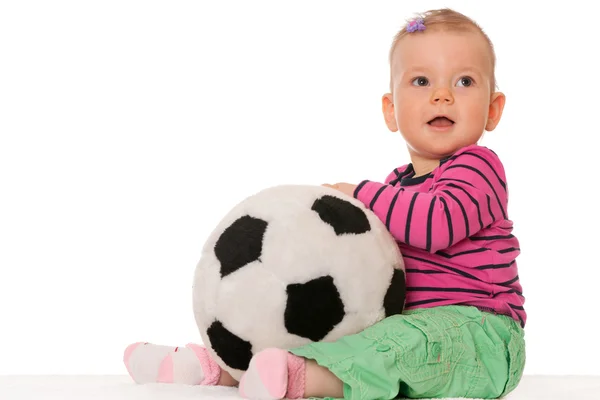 Bebê menina com uma grande bola de brinquedo — Fotografia de Stock