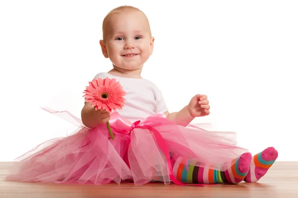 Kleines lachendes Mädchen mit einer Blume — Stockfoto
